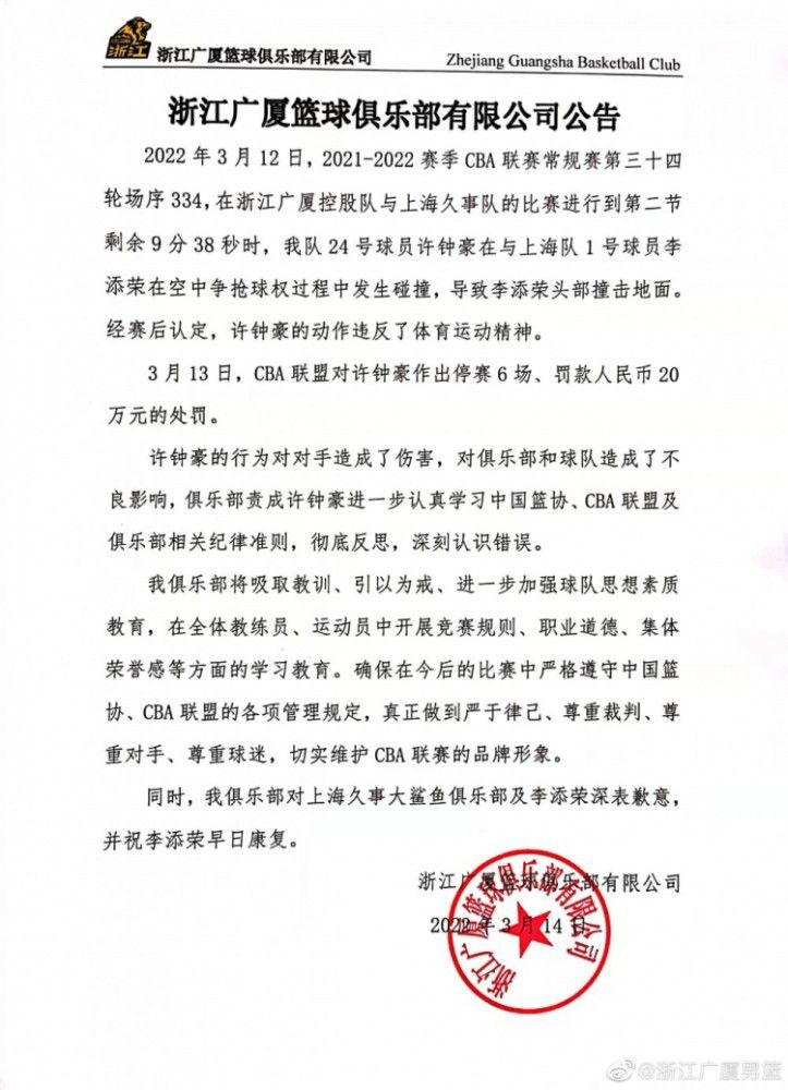 学爸黄渤握拳势在必得，怀中的儿子一头卷毛有样学样，信心十足